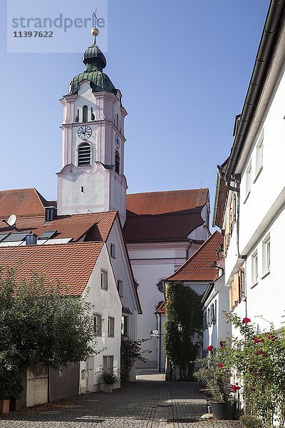 Frauengäßchen und Liebfrauenkirche  Gunzburg Altstadt  Schwaben  Bayern  Deutschland  Europa