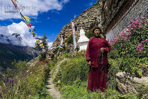 Nun Ani Chorten im Kloster Praken Gompa  Tochter des Tashi Lama  Manang  Bezirk Manang  Nepal  Asien