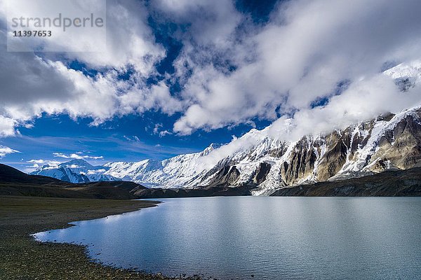 Tilicho-See mit schneebedeckten Bergen  Manang  Bezirk Manang  Nepal  Asien