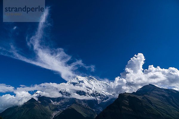 Schneebedeckter Berg Annapurna 2  in Wolken gehüllt  Oberes Marsyangdi-Tal  Ghyaru  Distrikt Manang  Nepal  Asien