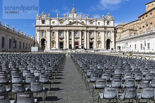 Petersdom  Stuhlreihen auf dem Petersplatz  Vatikanstadt  Rom  Italien  Europa