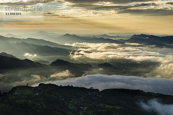 Blick über eine Bergkette  nebelverhangene Täler  bei Sonnenaufgang  Pame  Distrikt Kaski  Nepal  Asien
