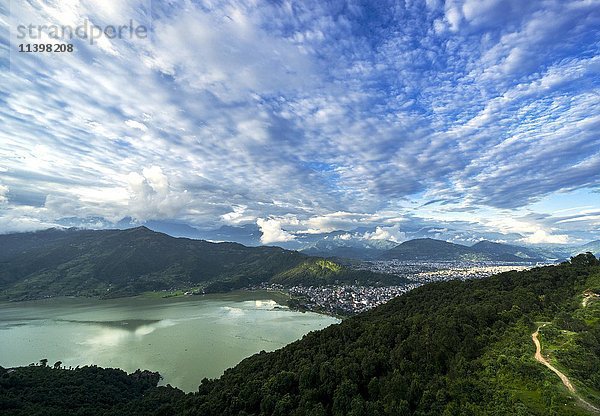 Blick auf die Stadt und den Phewa-See  Pokhara  Bezirk Kaski  Nepal  Asien