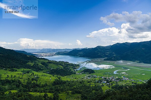 Phewa-See  Pokhara und Agrarlandschaft  Pame  Bezirk Kaski  Nepal  Asien