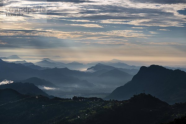 Bergkette  nebelverhangene Täler  Sonnenaufgang  Dhampus  Bezirk Kaski  Nepal  Asien