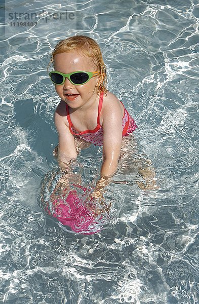 Mädchen  2 Jahre  spielt im Wasser  Schwimmbad  Formentera  Balearische Inseln  Spanien  Europa