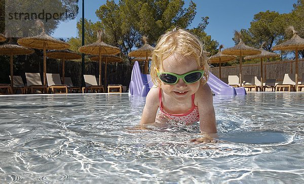 Mädchen  2 Jahre  krabbelnd im Wasser  Schwimmbad  Formentera  Balearische Inseln  Spanien  Europa