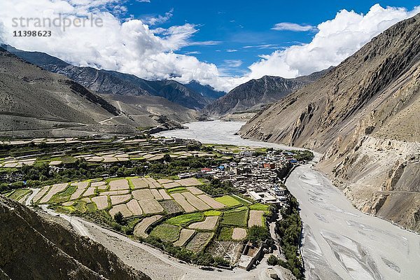 Luftaufnahme  landwirtschaftliche Landschaft des Kali Gandaki-Tals mit Gerstenfeldern und Häusern in einem Dorf  Kagbeni  Mustang District  Nepal  Asien