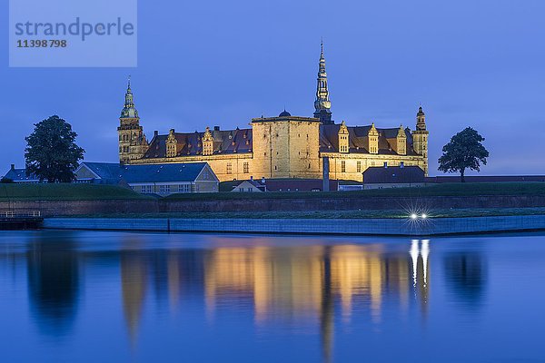 Schloss Kronborg und Festung bei Nacht in Elsinore  Dänemark  Europa