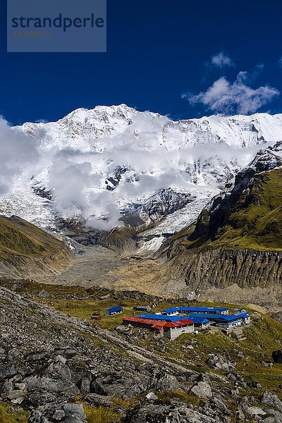 Häuser des Annapurna-Basislagers  Gletscher und die schneebedeckte Annapurna-1-Nordwand  Chomrong  Bezirk Kaski  Nepal  Asien