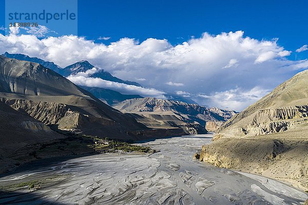 Blick auf das Kali-Gandaki-Tal in Richtung Upper Mustang  Dorf Tiri auf einer grünen Halbinsel  Tiri  Distrikt Mustang  Nepal  Asien