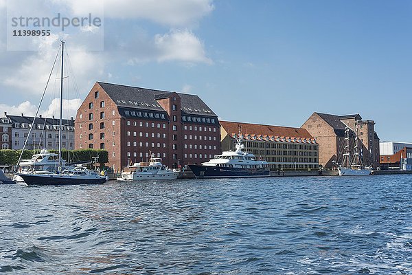 Lagerhäuser und Yachten  Innenhafen  Royal Cast Collection rechts  Kopenhagen  Dänemark  Europa