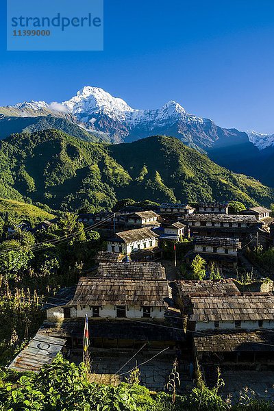 Blick auf das historische Dorf mit den Bergen Annapurna South  links  und Himchuli  rechts  Ghandruk  Kaski District  Nepal  Asien