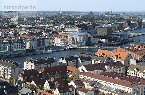 Panorama von Kopenhagen  Innenhafen mit Theater  Blick von der Erlöserkirche  Kopenhagen  Hauptstadtregion von Dänemark  Dänemark  Europa