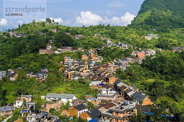 Blick aus der Luft auf die Häuser der Stadt  die sich über einen Hügel erstrecken  Bandipur  Tanahun District  Nepal  Asien