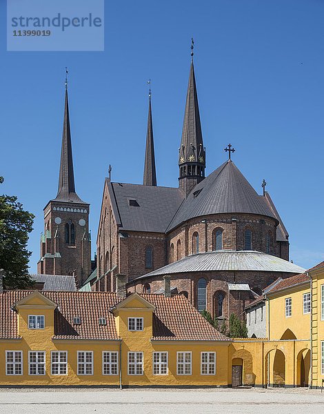 Kathedrale von Roskilde  davor das königliche Schloss  heute Bischofssitz und Museum  Roskilde  Region Seeland  Dänemark  Europa