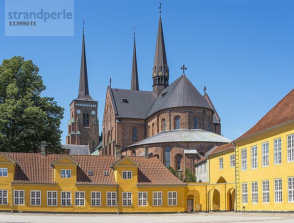Königliches Schloss  heute Bischofssitz und Museum  dahinter die Kathedrale  Roskilde  Region Seeland  Dänemark  Europa