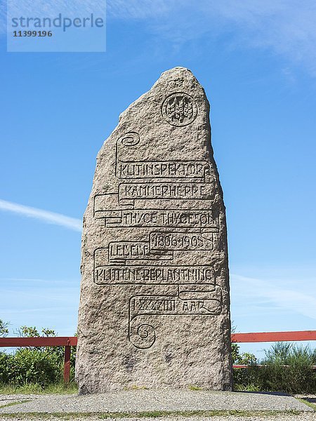 Findling mit moderner Inschrift auf dem Blåbjerg  höchste Düne Dänemarks  Aussichtspunkt  Nørre Nebel  Süddänemark  Dänemark  Europa