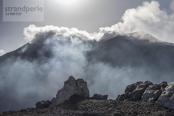 Rauchender Ostkrater im Gegenlicht  Blick vom Aussichtspunkt Rocca della Valle  Ätna  Vulkan  Nordostflanke  Sizilien  Italien  Europa