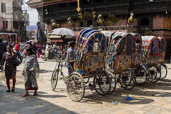Fahrrad-Rikschas auf dem Indra Chowk vor dem Akash Bhairab Tempel  Kathmandu  Kathmandu Distrikt  Nepal  Asien
