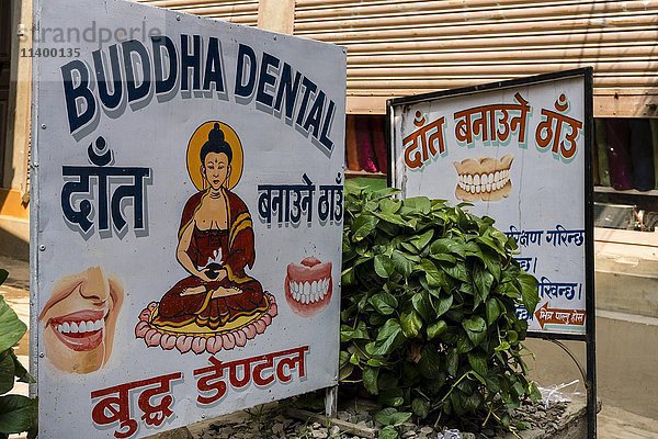 Zahnarztwerbung Buddha Dental an einem Wegweiser  Kathmandu  Kathmandu District  Nepal  Asien