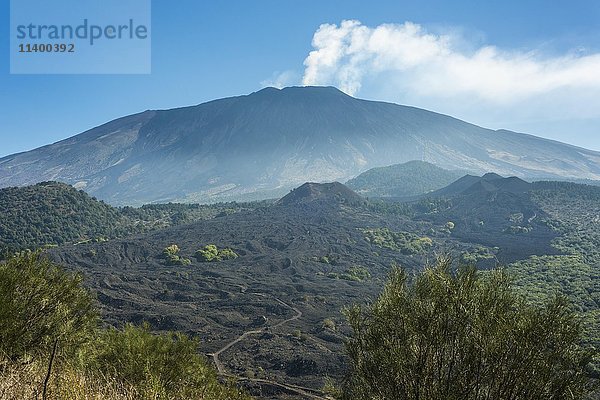 Blick vom Monte Ruvolo auf die Westflanke des Ätna  mit dem Monte Nuovo und dem Monte Lepre  Vulkane  Lavafeld von 1763  Piano dei Grilli  Bronte  Sizilien  Italien  Europa