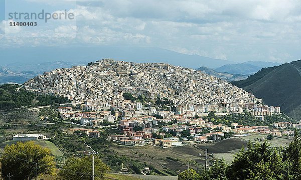 Stadt Gangi  Blick von der Panoramastraße SS 120  Ätna in Wolken dahinter  Gangi  Sizilien  Italien  Europa