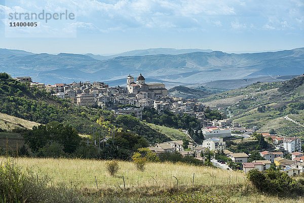 Stadt Petralia Sottana vor der Bergkette Madonie  Sizilien  Italien  Europa