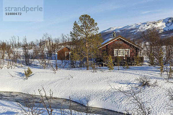 Holzhaus  Fluss Botnelva im Winter  Aspevatnet  Gemeinde Lyngen  Provinz Troms  Norwegen  Europa