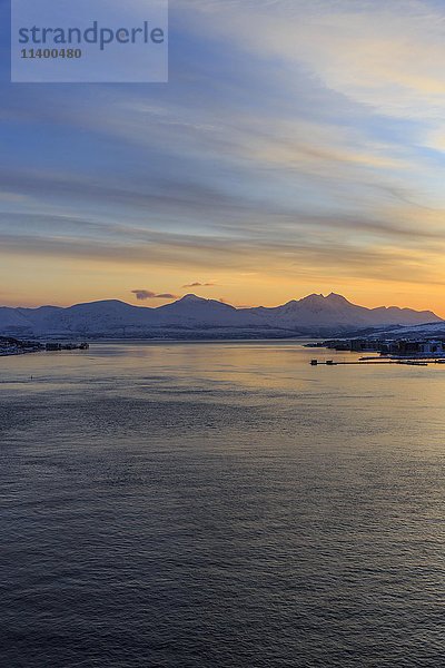 Tromsøysund im Winter  Sonnenuntergang  Troms  Norwegen  Europa