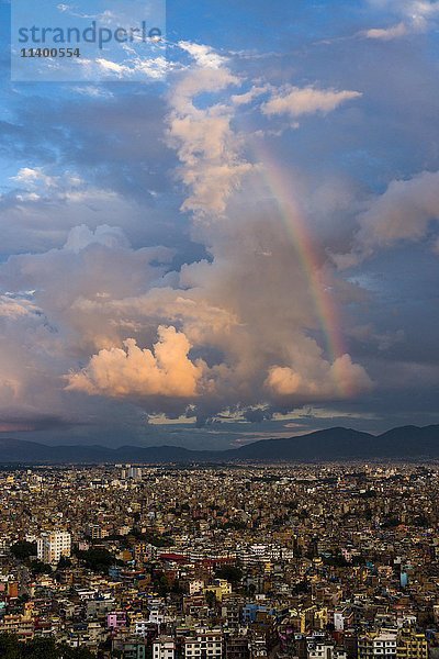 Luftaufnahme vom Swayambhunath-Tempel  Häuser in der Stadt  Gewitterwolken  Regenbogen  Kathmandu  Kathmandu Distrikt  Nepal  Asien