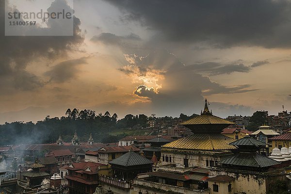 Sonnenuntergang über den Gebäuden des Pashupatinath-Tempels  am Ufer des Bagmati-Flusses  Kathmandu  Kathmandu-Distrikt  Nepal  Asien