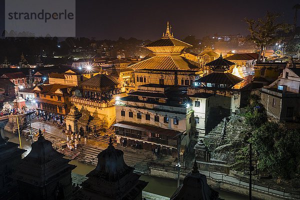 Pashupatinath-Tempel mit Gaths am Ufer des Bagmati-Flusses  nachts beleuchtet  Kathmandu  Bezirk Kathmandu  Nepal  Asien