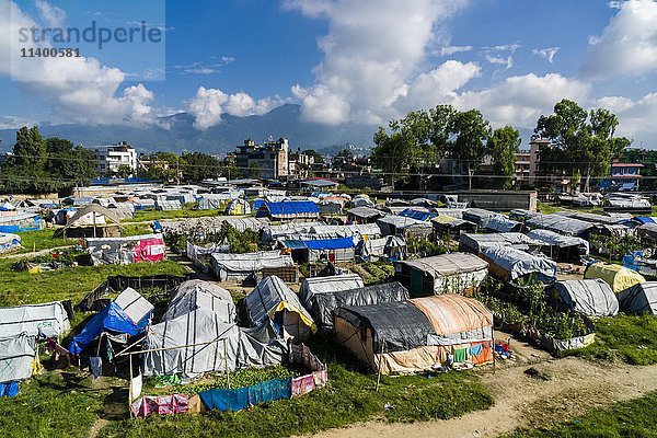 Luftaufnahme  Zeltlager für Menschen  die bei dem Erdbeben 2015 ihr Zuhause verloren haben  Vorort Boudha  Kathmandu  Distrikt Kathmandu  Nepal  Asien