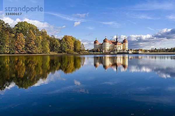 Schloss Moritzburg umgeben von einem See  Moritzburg  Sachsen  Deutschland  Europa
