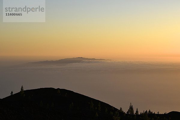 Blick vom Vulkan Samara über das Teno-Massiv in Richtung La Palma in Handelswolken  Sonnenuntergang  Nationalpark Teide  Teneriffa  Kanarische Inseln  Spanien  Europa