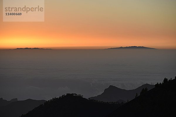 Blick vom Vulkan Samara über das Teno-Massiv in Richtung La Palma in Handelswolken  Sonnenuntergang  Nationalpark Teide  Teneriffa  Kanarische Inseln  Spanien  Europa