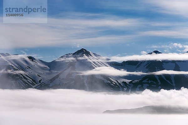 Verschneite Berge  Wolken über dem Fjord  Eyjafjörður  Island  Europa