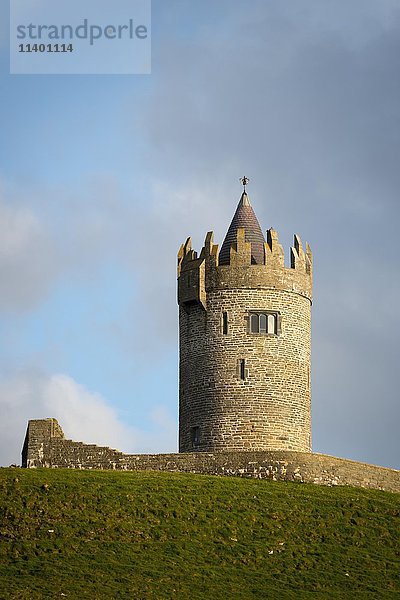 Schloss  Turm  Doonagore Castle  Doolin  Grafschaft Clare  Irland  Vereinigtes Königreich  Europa