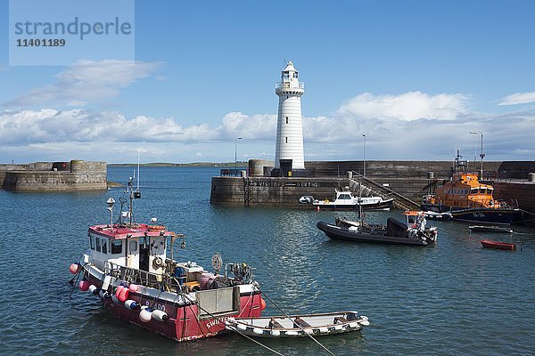 Leuchtturm und Hafen  Donaghadee  County Down  Nordirland  Vereinigtes Königreich  Europa