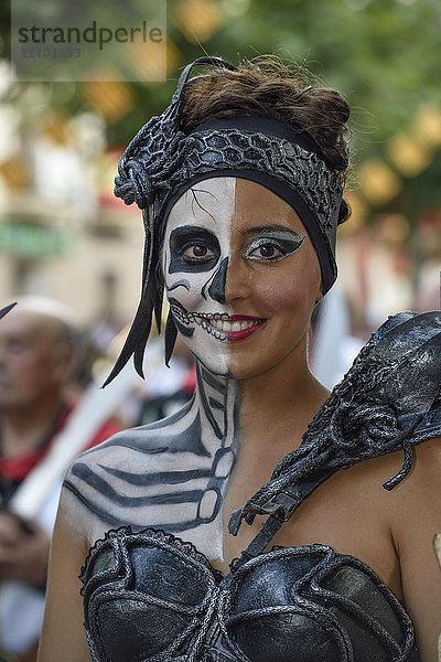 Frau in historischer Kleidung  lächelnd  Parade der Mauren und Christen  Moros y Cristianos  Jijona oder Xixona  Provinz Alicante  Costa Blanca  Spanien  Europa