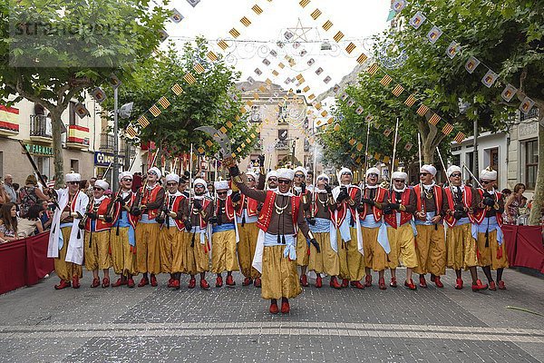 Gruppe in traditioneller Kleidung  Parade der Mauren und Christen  Moros und Cristianos  Jijona oder Xixona  Provinz Alicante  Costa Blanca  Spanien  Europa