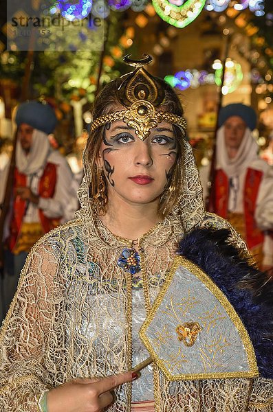 Frau in traditioneller Kleidung  Parade der Mauren und Christen  Moros y Cristianos  Jijona oder Xixona  Provinz Alicante  Costa Blanca  Spanien  Europa