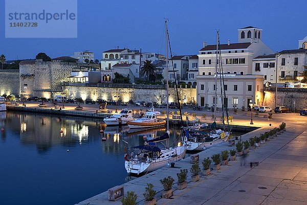 Hafen  blaue Stunde  Alghero  Sassari  Provinz Sardinien  Italien  Europa