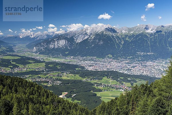 Blick vom Patscherkofel auf die Nordkette der Alpen  Innsbruck  Tirol  Österreich  Europa