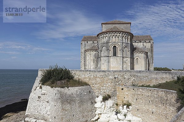 Romanische Kirche Sainte-Radegonde  Ste-Radegonde auf einem Felsvorsprung  Talmont sur Gironde  Charente-Maritime  Poitou-Charentes  Frankreich  Europa