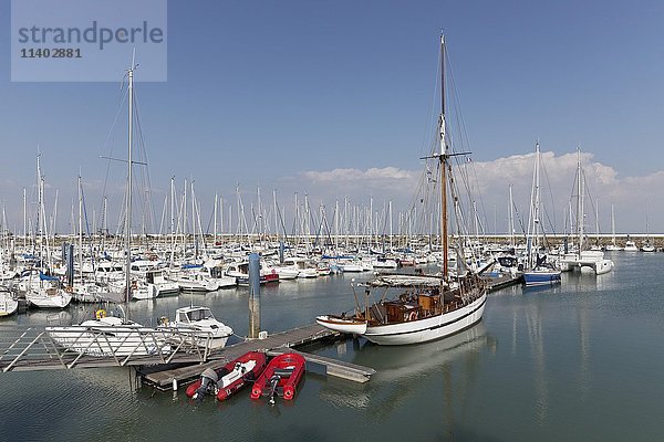 Segelboot im Yachthafen von Saint-Denis d'Oleron  Ile d'Oleron  Ile d'Oleron  Charente-Maritime  Frankreich  Europa