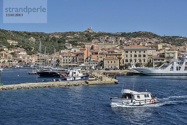 Boote im Hafen  La Maddalena  Provinz Sassari  Region Gallura  Sardinien  Italien  Europa