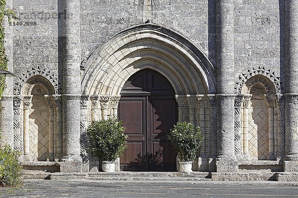 Eingang  Romanische Kirche Saint-Georges  Saint-Georges d'Oleron  Ile d'Oleron  Oleron  Charente-Maritime  Frankreich  Europa