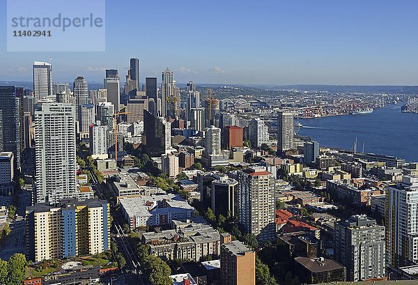 Skyline mit Elliott Bay  Seattle  Washington  USA  Nordamerika